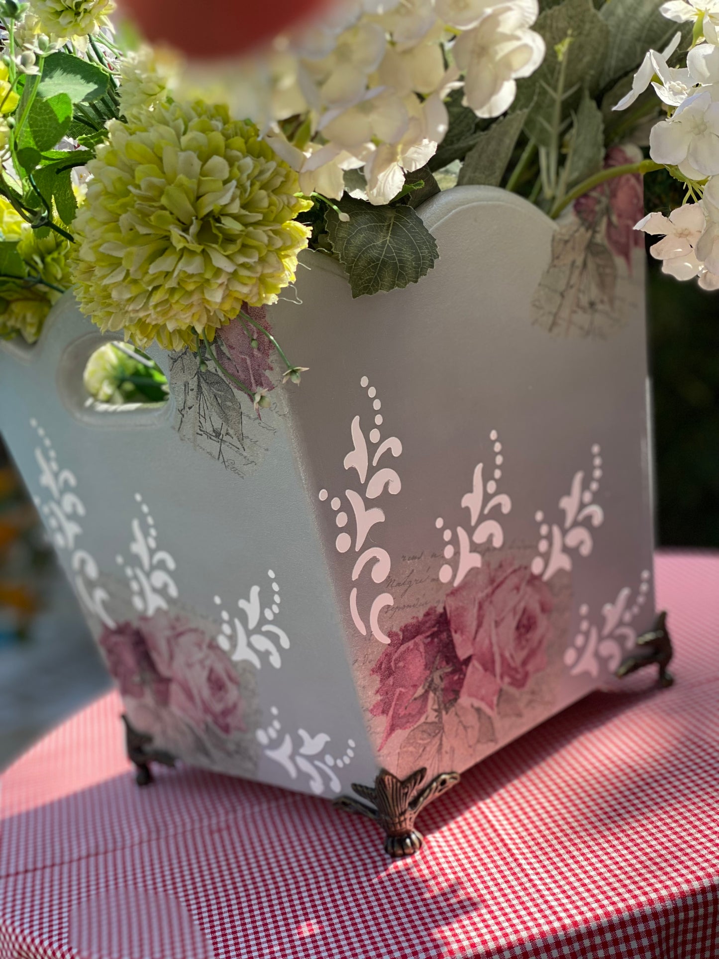 باسكت رمادي ورده چورا بأرجل نحاس  الورد الداخلي للتصوير فقط