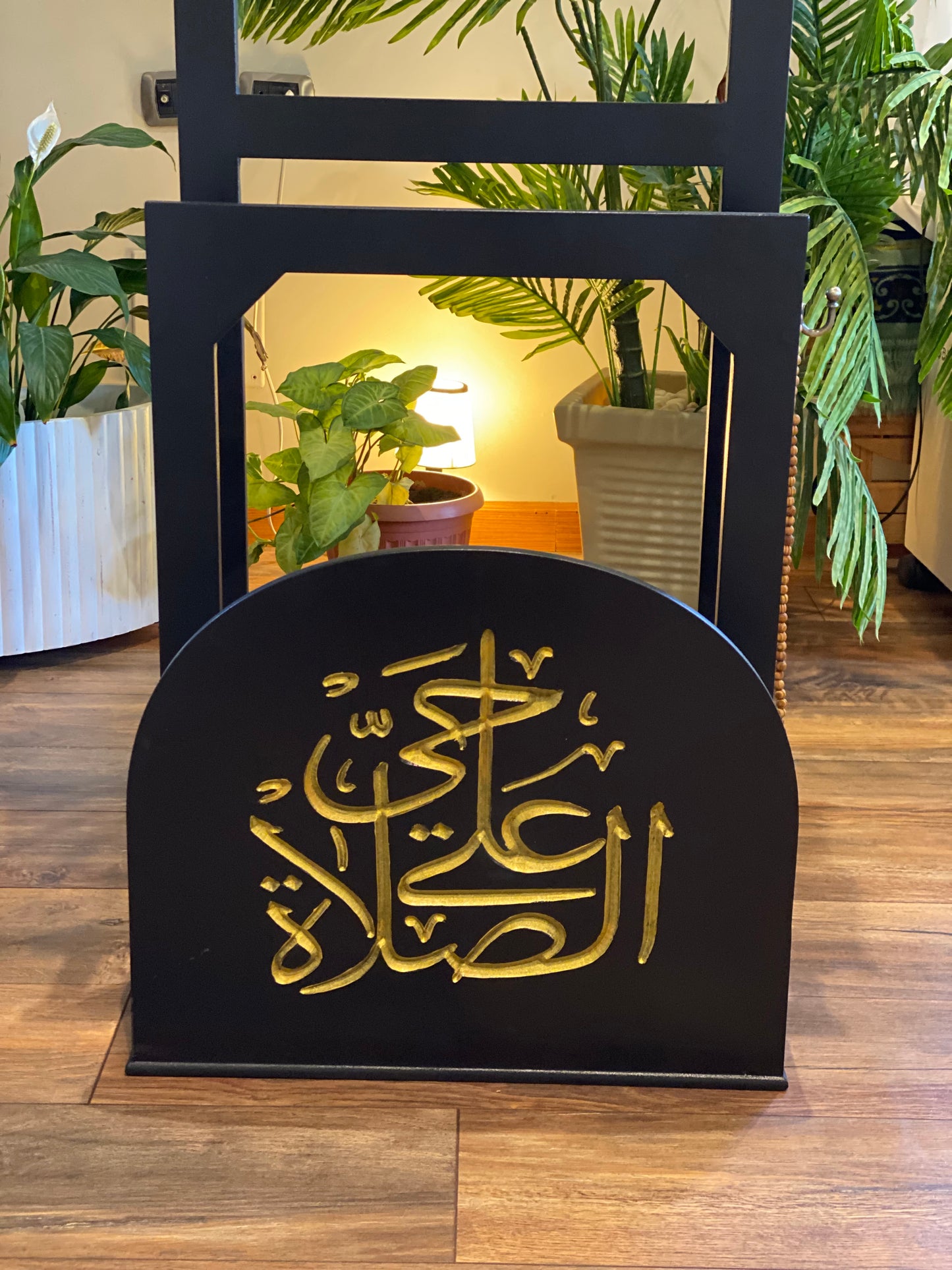 مصحف ( قراءه) اسود كلمه حي  بالدهبي مع عليقه سبحه