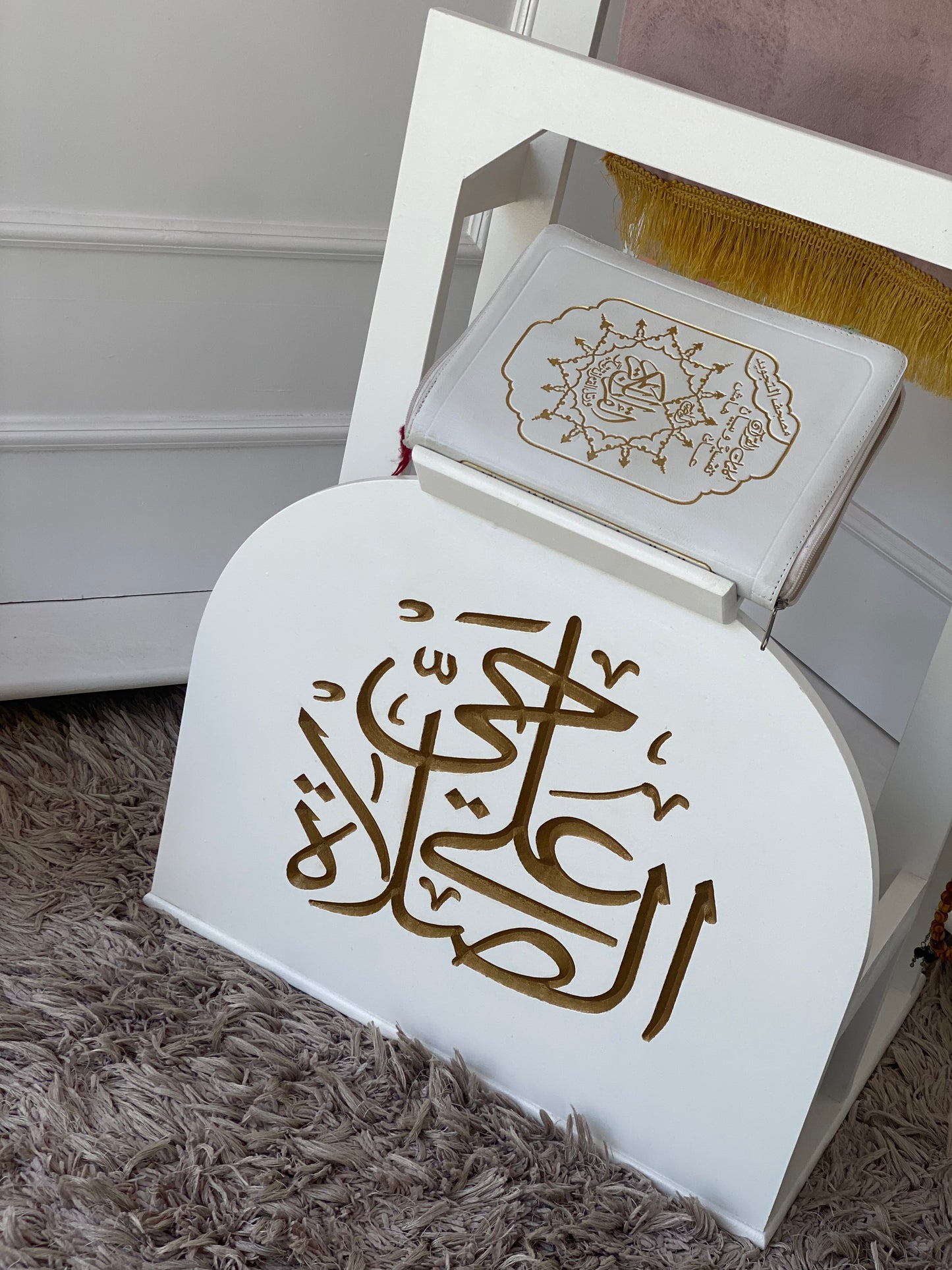 حامل سجاجيد صلاه ومصحف اوف وايت كلمه حي علي الصلاه بني   مع عليقه سبحه