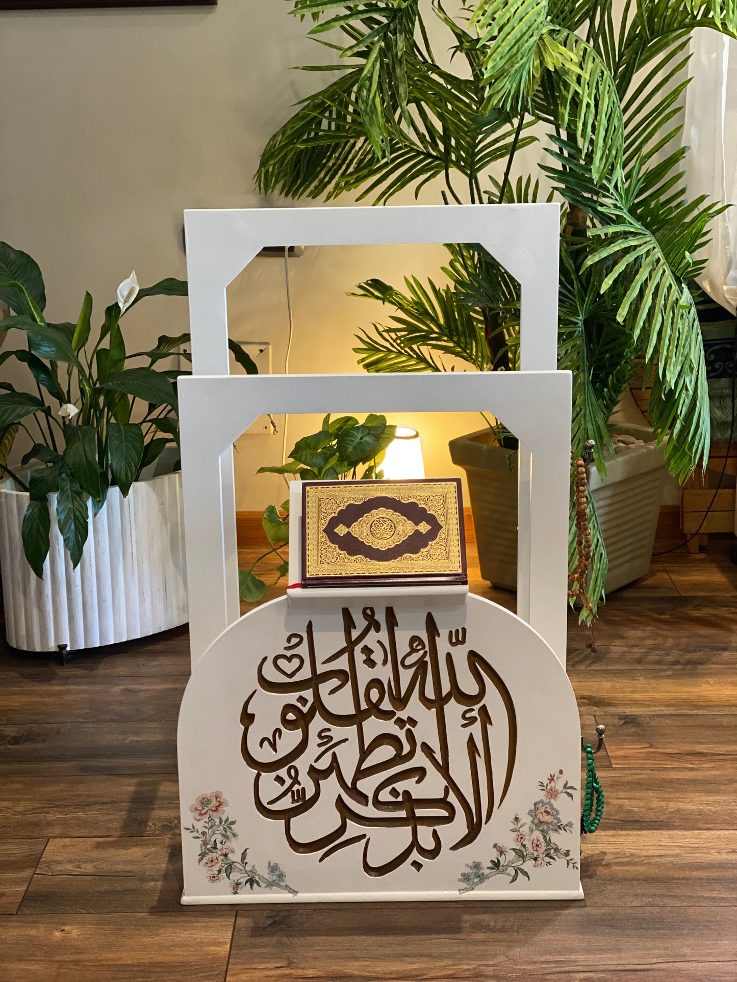 حامل سجاجيد صلاه ومصحف اوف وايت كلمه الا بذكر الله بني مع ٢ عليقه سبحه
