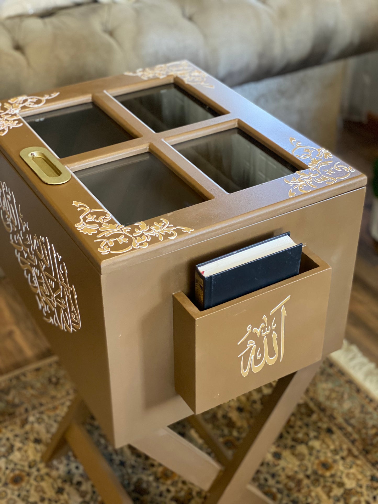 ترابيزه مصاحف واسدالات وسجاجيد صلاه بني شغل بارز دهبي