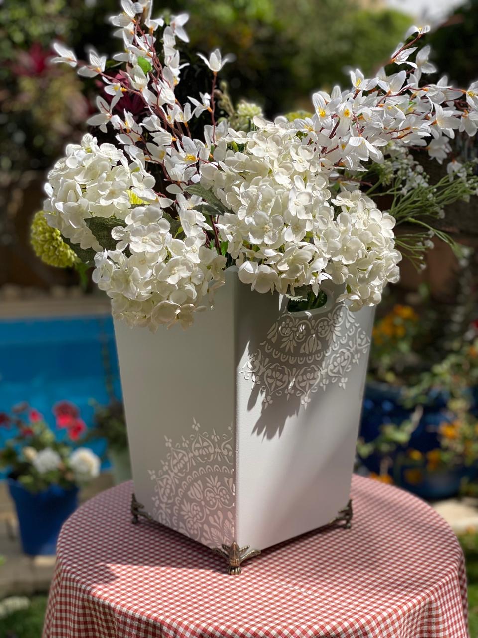 باسكت رمادي شغل بارز اوف وايت ( الورد الداخلي للتصوير ) بأرجل